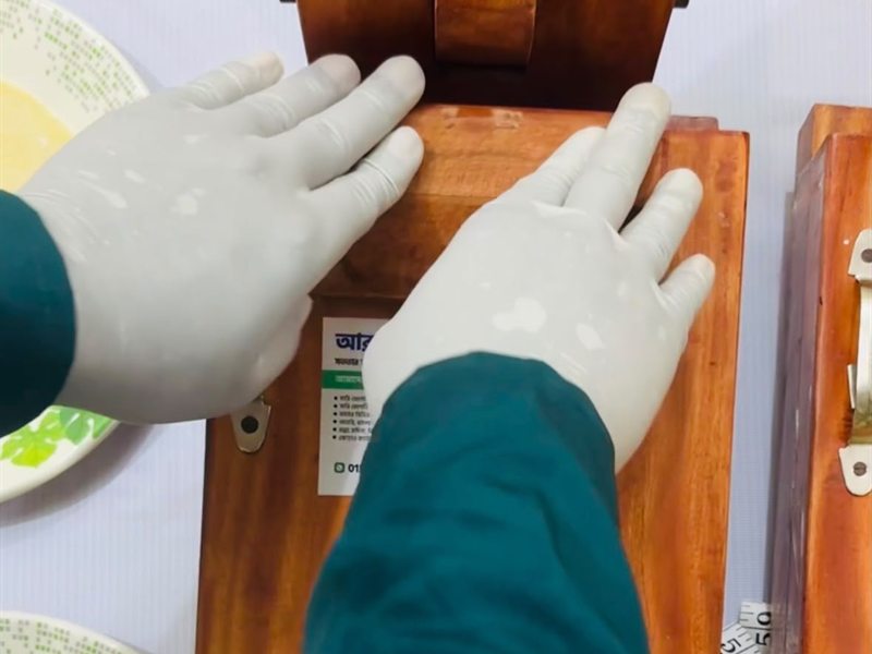 দুই হাতে কাঠের হাতল চেপে ধরা হচ্ছে